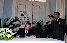 President Raúl Castro offers condolences at Peoples Republic of China Embassy